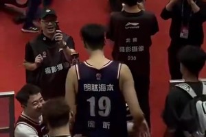 徐昕此前在广东时想和球迷击掌，被杜锋拽开：先打球，击什么掌！